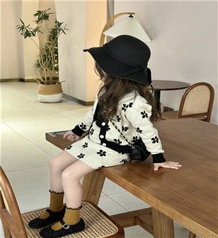 48202300-دوتیکه ژاکت با دامن بافت طرح گل مشکی